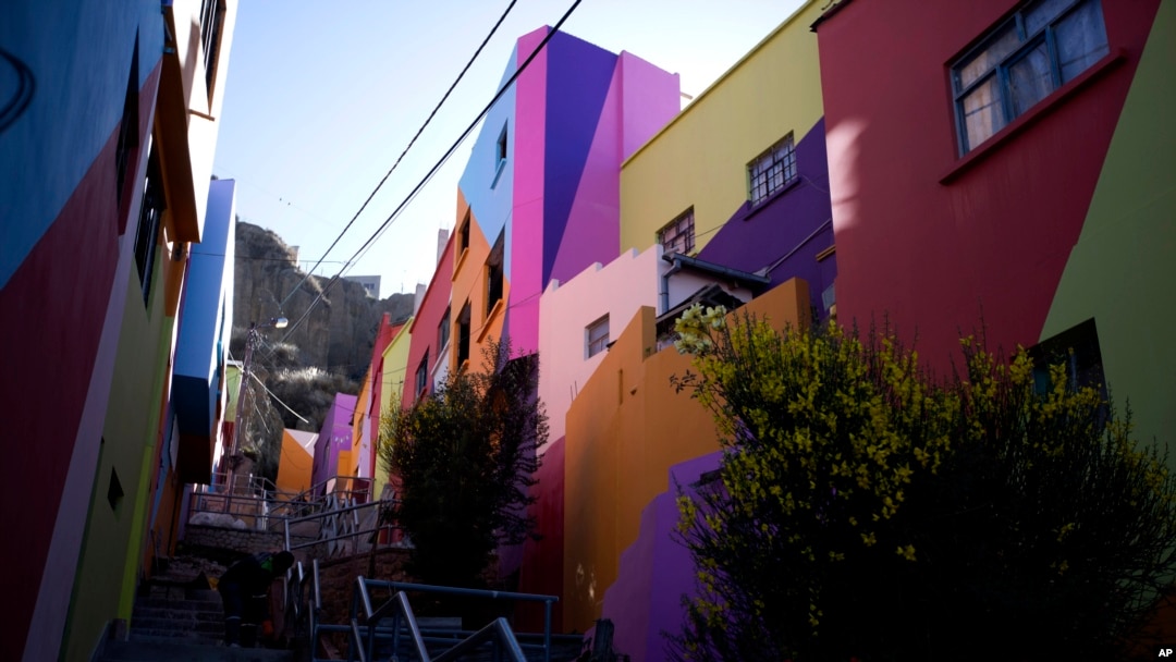 Barrio boliviano se viste de colores con mural turístico