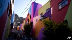 Esta fotografía del 31 de mayo de 2019 muestra la fachada de casas pintadas con coloridos diseños en el barrio de Chualluma, en La Paz, Bolivia, parte de un proyecto mural de 4,5 millones de dólares llamado "Mi Qhatu", "mercado" en aymara, que incluye unas 160 viviendas. (AP)