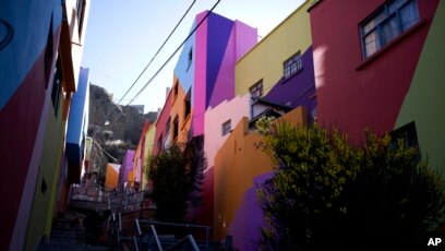 Barrio boliviano se viste de colores con mural turístico