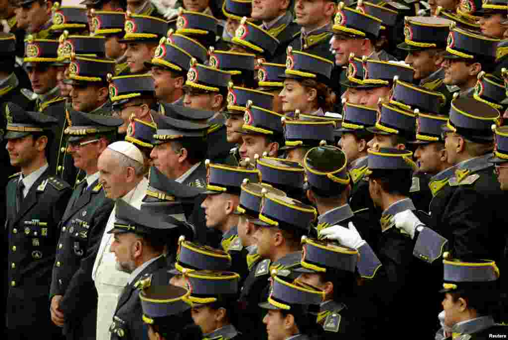 프란치스코 로마 가톨릭 교황이 바티칸의 바오로6세 홀에서 열린 일반 알현에서 이탈리아 경찰 간부 후보생들과 기념 사진을 찍고 있다.
