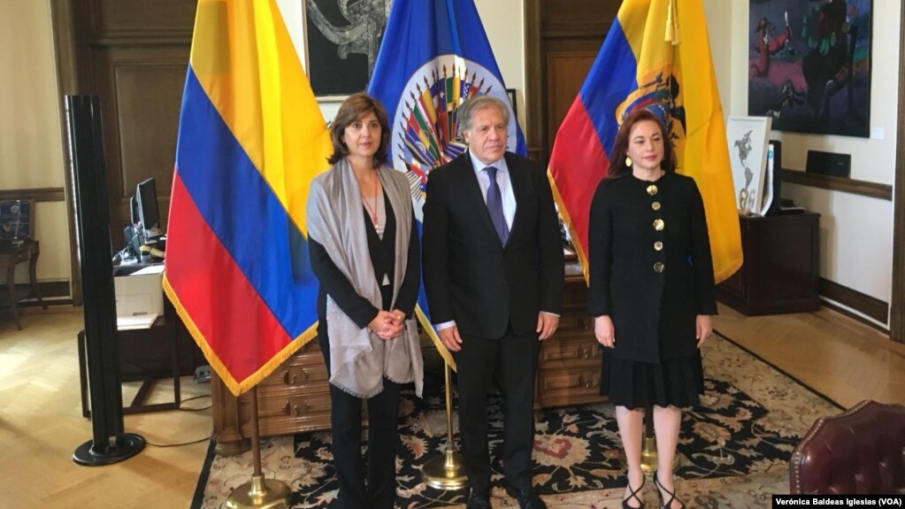 El secretario general de la OEA, Luis Almagro, (centro) recibiÃ³ a la canciller de Colombia, MarÃ­a Ãngela HolguÃ­n, (izquierda) y la canciller de Ecuador, MarÃ­a Fernanda Espinoza e la sede del organismo en Washington, D.C. el viernes, 20 de abril, de 2016.