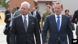 PM Malaysia Najib Razak (kiri) berjalan bersama PM Australia Tony Abbott di Perth, Australia, Kamis (3/4). 