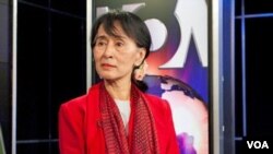 ဗီြအိုေအ အဂၤလိပ္ပိုင္းအစီအစဥ္ႏွင့္ ေတြ႔ဆံုေမးျမန္းေနစဥ္။ စက္တင္ဘာလ ၁၈ ရက္၊ ၂၀၁၂။