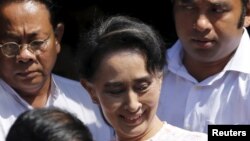 Myanmar's National League for Democracy party leader Aung San Suu Kyi leaves party headquarters after addressing supporters about the general elections in Yangon, Nov. 9, 2015. Her supporters on Monday were confident the party had won a landslide victory. 