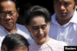 Myanmar's National League for Democracy party leader Aung San Suu Kyi leaves party headquarters after addressing supporters about the general elections in Yangon, Nov. 9, 2015. Her supporters on Monday were confident the party had won a landslide victory.