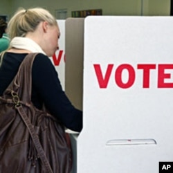 Sarah Amis votes in Oklahoma City to choose choice between two women running for governor (File)