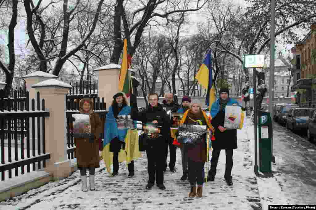 #Євромайдан у Литві "У столиці Литви, Вільнюсі, литовські митці, студенти з України і представники місцевої діаспори, яким небайдужа доля Української держави та її європейський вибір, провели акцію «..І каміння говоритиме» - пройшли ходою головними вулицями Старого Міста, відвідали пам’ятники у Вільнюсі і прикрасили їх стрічками кольорів прапора України на знак підтримки прагнень людей України", - повідомляє Василь Капкан.
