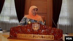 Gubernur Jawa Timur Khofifah Indar Parawansa berada di ruang kerjanya di Kantor Gubernur Jalan Pahlawan (foto Petrus Riski/VOA).