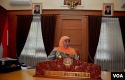 Gubernur Jawa Timur Khofifah Indar Parawansa berada di ruang kerjanya di Kantor Gubernur Jalan Pahlawan (foto Petrus Riski/VOA).