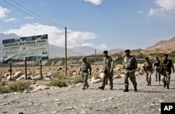 Arhiva - Avganistanska granična policija u patroli sa avganistanske strane granice sa Tadžekistanom, u Iškašimu, pokrajina Badakšan, daleki severoistok Avganistana, 16. avgusta 2016.
