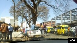 Amapholisa ayethusele uzulu eHarare abantu makhaza bacina besiya emsebenzini.