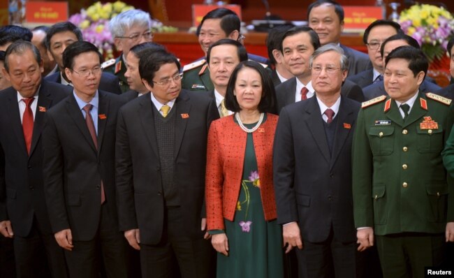 Bà Trương Thị Mai (áo màu cam) là một trong số các Ủy viên Bộ Chính trị