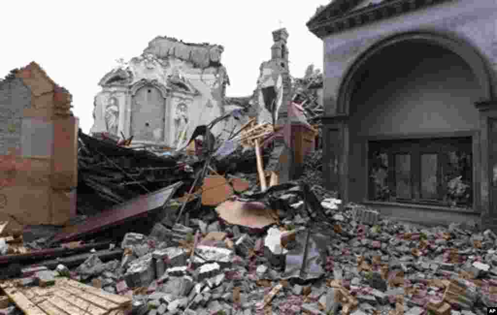 Chứng tích của nhà thờ cổ San Carlo ở San Carlo, miền bắc Italia. Một trận động đất mạnh 5,8 độ richter đã xảy ra sớm hôm nay tại vùng Emilia-Romagna, cách Bologna 40 km về phía tây bắc, giết chết 15 người.