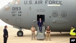 Phó Tổng thống Mỹ Joe Biden bước ra khỏi chiếc máy bay vận tải quân sự C-17 khi ông đến Baghdad, Iraq, ngày 28/4/2016.