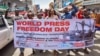 Para wartawan dan aktivis di Nakuru, Kenya, merayakan hari Kebebasan Pers Sedunia (World Press Freedom Day), 3 Mei 2018. 