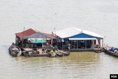 ផ្ទះ​បណ្តែត​ទឹក​របស់​ប្រជា​នេសាទ​នៅលើដង​ទន្លេសាប​ ​ខាងជើង​ស្ពាន​ជ្រោយចង្វារថ្មី​ នៅ​រាជធានីភ្នំពេញ នៅថ្ងៃទី​ ០២ ខែឧសភា​ ឆ្នាំ២០១៧។ (ខាន់ សុគុំមនោ/VOA)