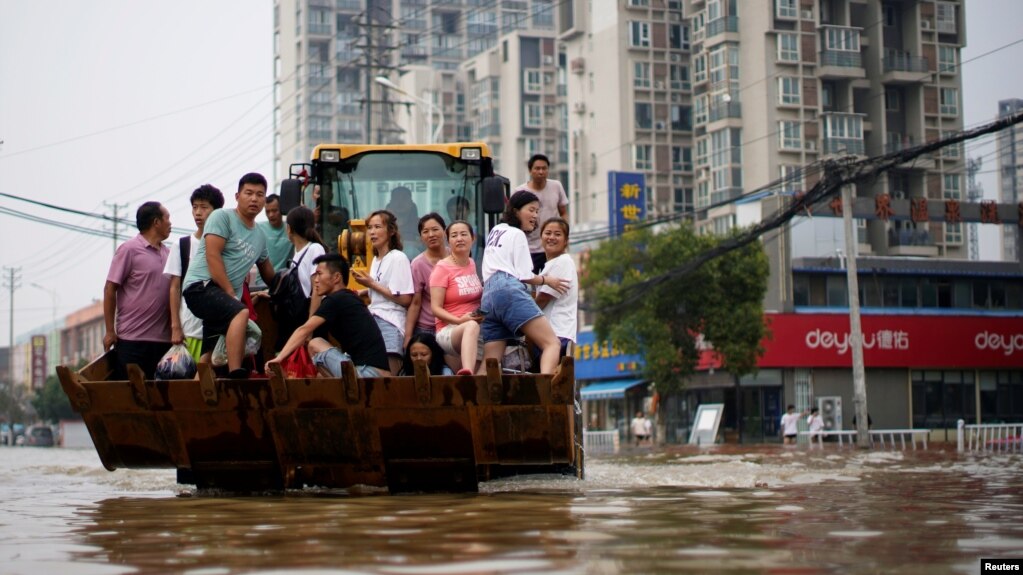 河南郑州暴雨后居民乘船疏散。（2021年7月23日）(photo:VOA)