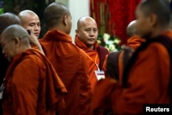 Biksu-biksu Myanmar di tengah perayaan konferensi nasional di Yangon, Myanmar 27 Mei 2017. (Foto: Reuters)
