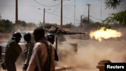 Des soldats maliens tirent dans Gao, 21 février 2013