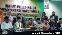 Ketua Wantim MUI, Din Syamsuddin bersama sejumlah tokoh agama Islam saat menyampaikan pernyataan sikap di Gedung MUI, Jakarta, Rabu, 30 Januari 2019. (Foto: Ahmad Bhagaskoro/VOA)