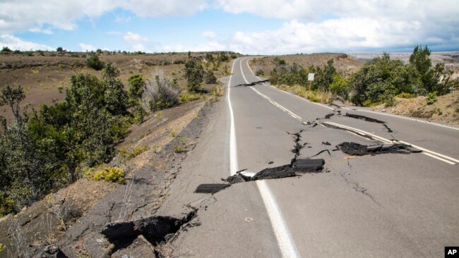 Jalan di Hawaii rusak akibat gempa yang dipicu oleh letusan gunung Kilauea Agustus 2018 lalu (foto: dok).