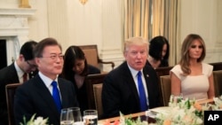 Tổng thống Mỹ Donald Trump và Đệ nhất Phu nhân Melania Trump tiếp Tổng thống Hàn Quốc Moon Jae-in (trái) tại Tòa Bạch Ốc, ngày 29/6/2017. 