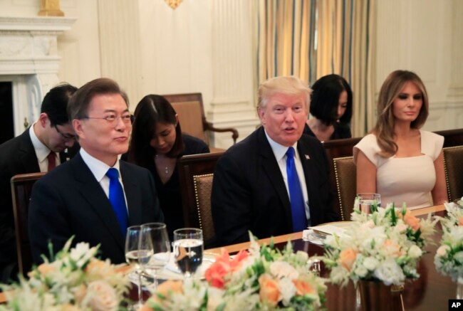 美国总统川普和韩国总统文在寅在白宫国宴厅欢迎文在寅的宴会上，美国第一夫人在场（2017年6月29日）。