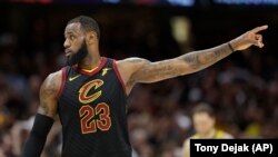 Lebron Džejms, košarkaš Klivlend Kavalirsa u drugom poluvremenu sedme utakmice prvog kola Istočne konferencije protiv Indijana Pejsersa (Foro: AP/Tony Dejak)