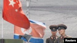 지난해 6월 북한 신의주의 중국 접경 지역에서 경계 근무 중인 북한 군인들. (자료사진)