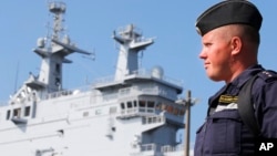 Seorang tentara AL Rusia berdiri di dekat kapal Vladivostok yang dipesan Rusia, di pelabuhan Saint-Nazaire, Perancis barat (foto: dok).