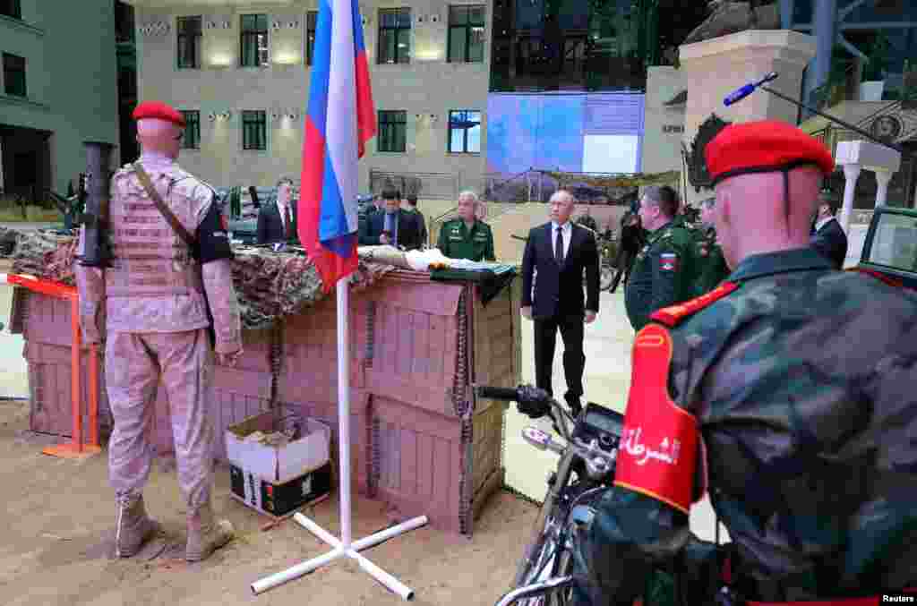 블라디미르 푸틴 러시아 대통령이 모스크바에서 국방부 관계자들과의 회의 전 군 전시관을 방문하고&nbsp; 있다.