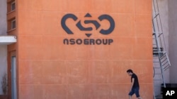Logo dari Perusahaan NSO Group asal Israel terlihat di kantor dari perusahaan tersebut di wilayah selatan Kota Sapir, Israel, dalam foto yang diambil pada 24 Agustus 2021. (Foto: AP/Sebastian Scheiner)