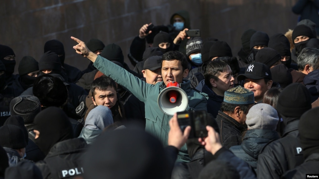 哈萨克斯坦民众在阿拉木图举行抗议示威。（2021年2月28日）(photo:VOA)