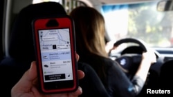 Un teléfono móvil muestra ruta y precio de la aplicación Uber en Santiago, en Chile.