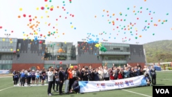 한국 국민대학교에서 열린 '2017 남북 어울림 한마당 통일 한마음축전 행사'에서 참가자들이 풍선을 날리고 있다.