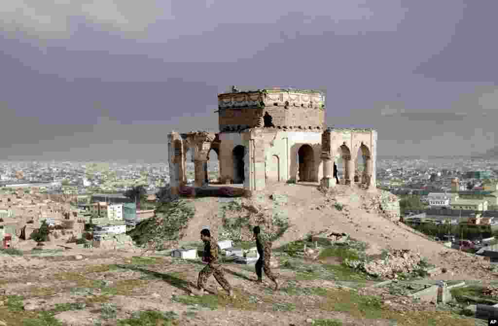 Tentara Afghanistan berjalan di bukit Nadir Khan di Kabul, Afghanistan.