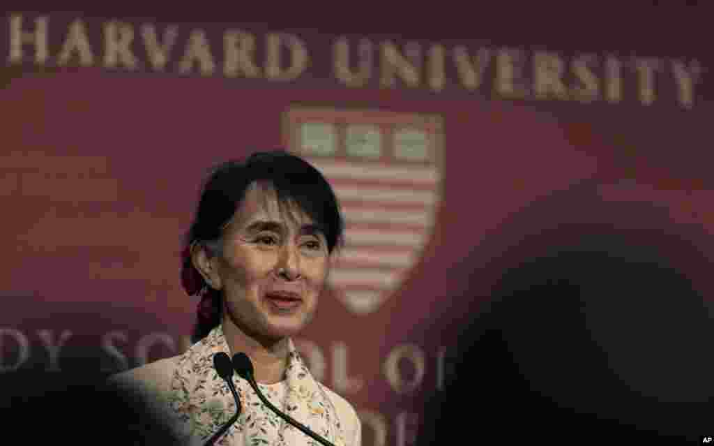 Aung San Suu Kyi addresses a gathering at Harvard University's Kennedy School of Government in Cambridge, Massachusetts, September 27, 2012.