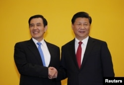 Chinese President Xi Jinping shakes hands with former Taiwan President Ma Ying-jeou during a summit in Singapore, Nov. 7, 2015. Leaders of political rivals China and Taiwan met on Saturday for the first time in more than 60 years.