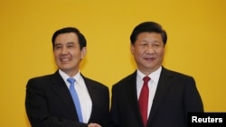 Presiden China Xi Jinping (kanan) dan Presiden Taiwan Ma Ying-jeou dalam KTT di Singapura (7/11).