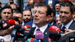 Ekrem Imamoglu, kandidat walikota Istanbul dari partai oposisi CHP, berbicara kepada media di Ankara, Turki (7/5).