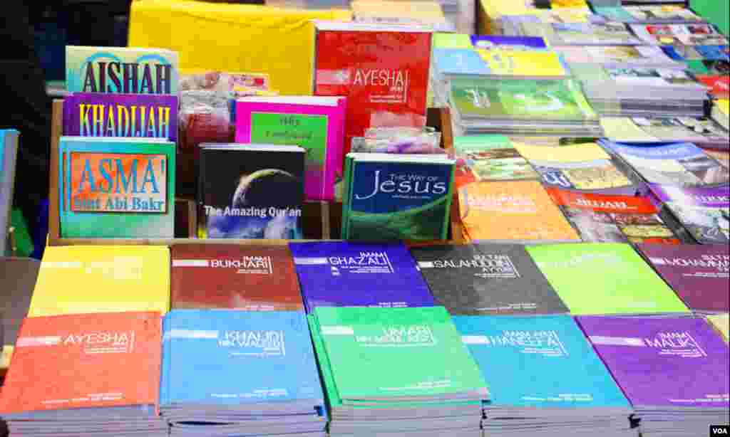میلے میں اسلام کے علاوہ دیگر مزاہب کی کتابیں بھی دستیاب ہیں