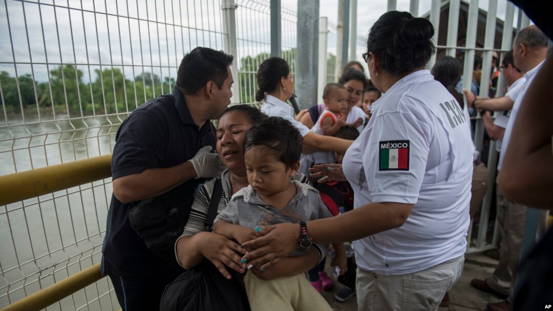 Hai mẹ con di dân băng qua chiếc cầu nối biên giới Guatemala và Mexico vào ngày 20/10/2018.
