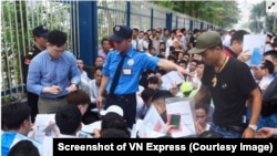 Người Việt Nam đến xin visa ở Đại sứ quán Hàn Quốc ở Hà Nội. (Ảnh chụp màn hình VN Express)