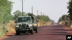 Malian soldiers drive in the direction of Diabaly, on the road near Markala, approximately 40 km outside Segou in central Mali, January 14, 2013. 
