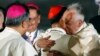 Jubilosos filipinos reciben al Papa
