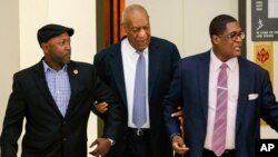 Bill Cosby, center, with supporter Joe Torry, left, and publicist Andrew Wyatt, right, arrives for his sexual assault trial at the Montgomery County Courthouse in Norristown, Pa., June 8, 2017. 