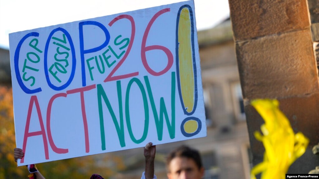 COP26召开前夕，活动人士在苏格兰格拉斯哥参加气候变化抗议活动。（2021年10月31日）(photo:VOA)