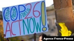 환경 보호 운동가들이 30일 제26차 유엔기후변화협약 당사국총회(COP26)가 열릴 예정인 영국 글래스고에서 합의를 촉구하며 시위하고 있다. 