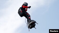 Penemu Perancis, Franky Zapata, mendarat dengan Flyboard dalam sebuah demonstrasi terbang saat dia bersiap menyeberangi Selat Inggris dari Sangatte di Perancis ke Dover, di Saint-Inglevert dekat Calais, 24 Juli 2019.