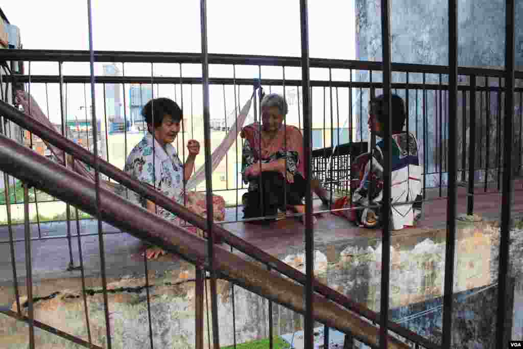 (From left to right) Ly Sou, Som Sokhon, Penh Sarin, residents who have lived on fourth floor in Phnom Penh&#39;s &ldquo;White Building&rdquo; since 1979, say they have not been informed by the local authority yet about an upcoming plan to knock down the old building. (Nov Povleakhena/VOA Khmer) 